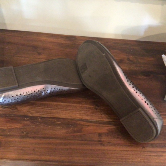 Vionic  Robyn  Perforated Pewter Metallic Leather   Ballet  Flats, Size  6.5 - Picture 6 of 9